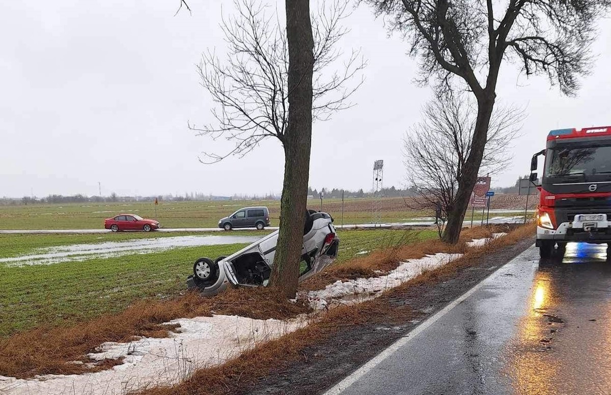 Wypadek pod Piotrkowem Kobieta trafiła do szpitala ePiotrkow pl