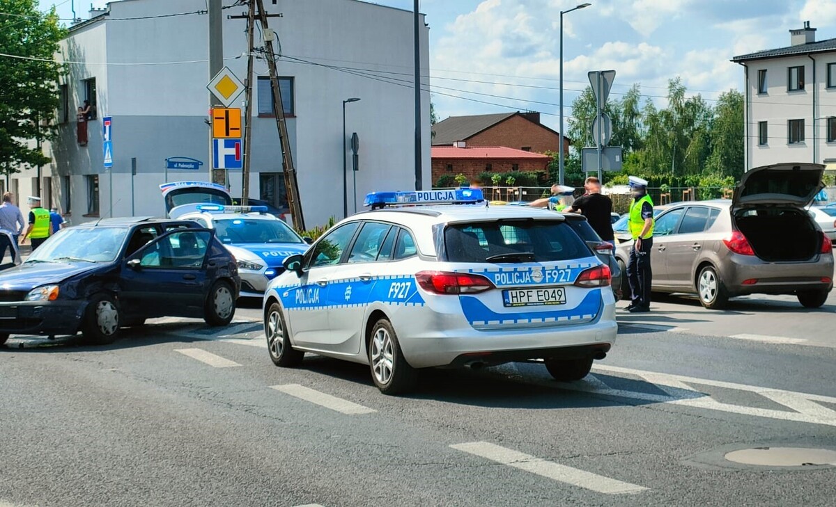 Policyjny pościg za kradzionym autem Padły strzały Jedna osoba jest