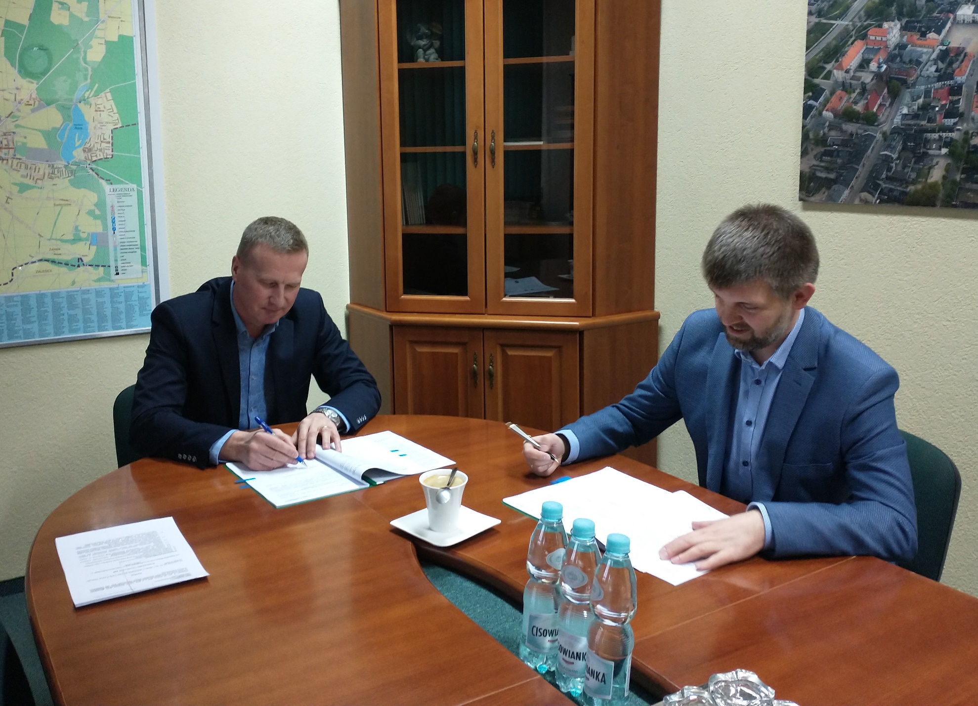 Dyrektor ZDiUM Karol Szokalski podpisał umowę z przedstawicielem firmy Solaris.