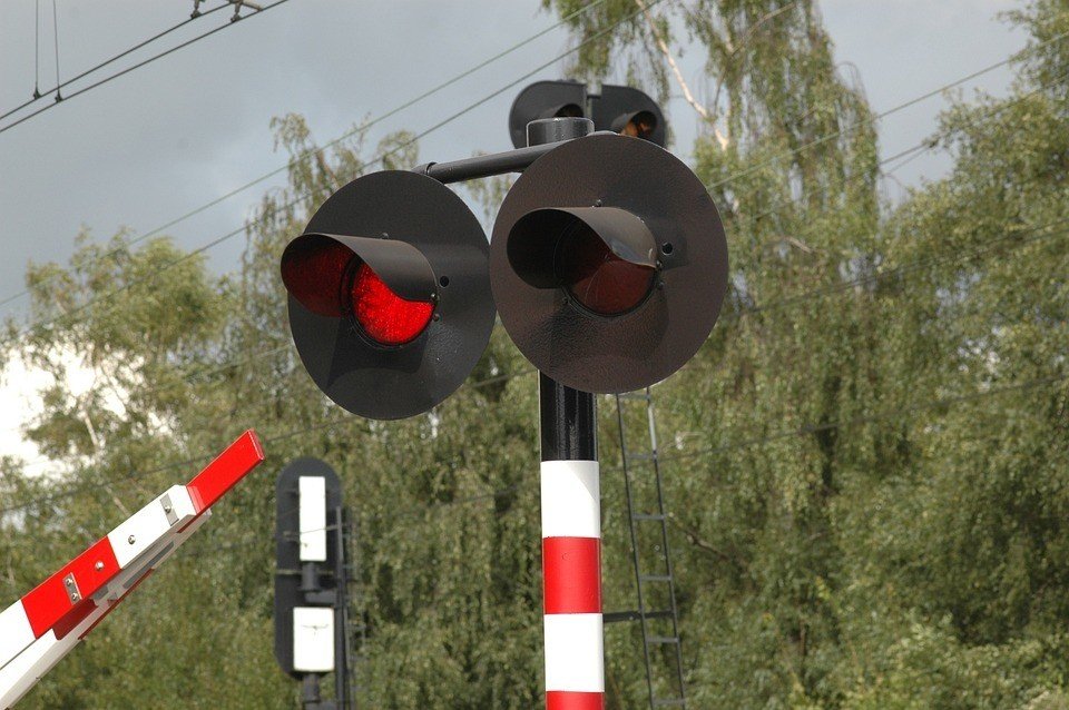 Uderzya w auto i o mao nie staranowaa przejazdu kolejowego