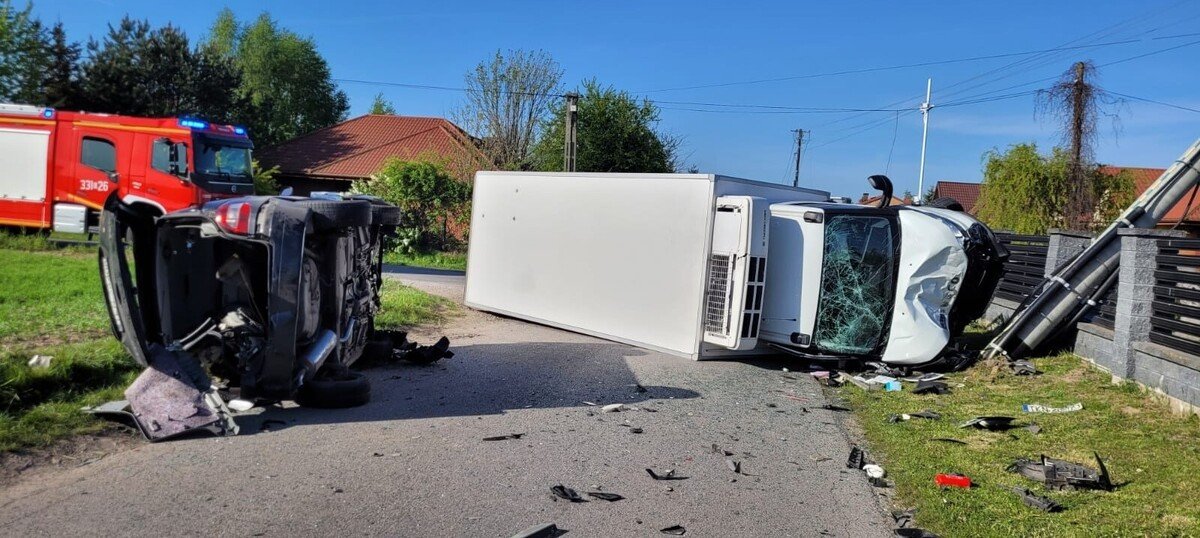 Wywrcone pojazdy i zamany sup energetyczny. Grony wypadek w Witowie (gm. Sulejw). Mczyzna i 15-latka w szpitalu