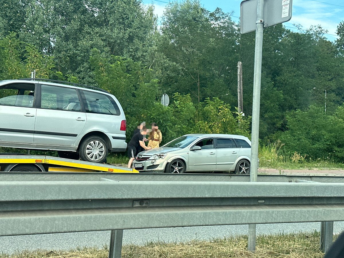 Wjeda na rondo, nie ustpi pierwszestwa. Zderzenie dwch samochodw na rondzie Narodowych Si Zbrojnych