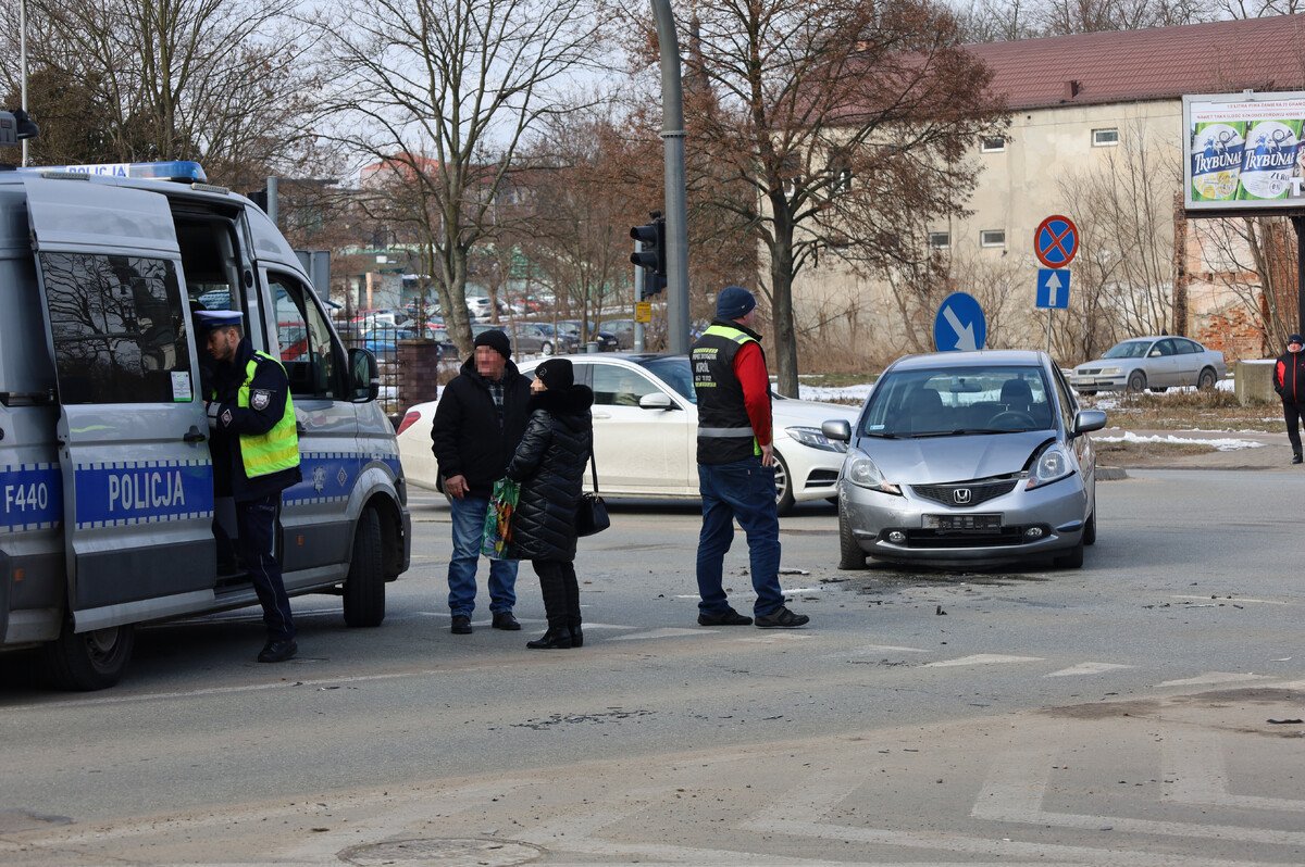 Zderzenie trzech samochodw na skrzyowaniu 3-Maja i Kopernika