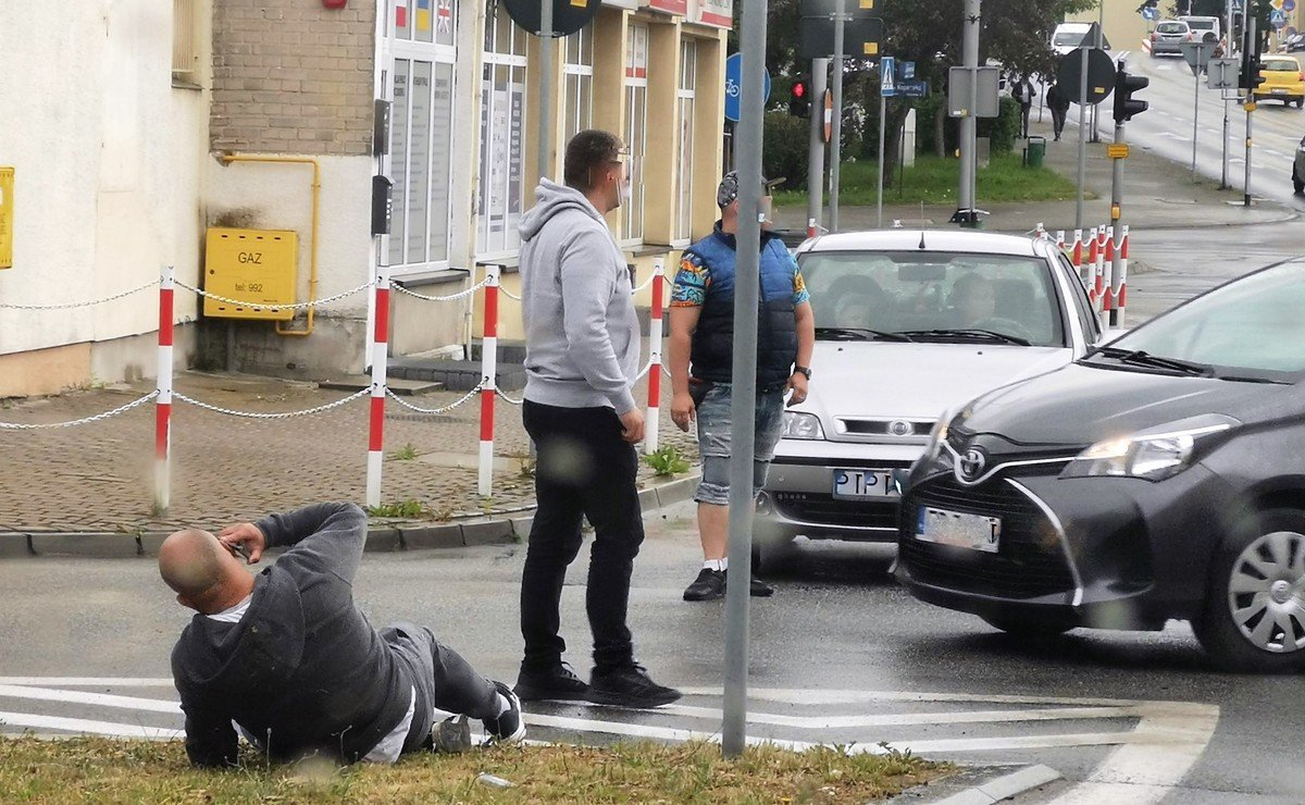 Potrcenie rowerzysty na Sienkiewicza. Policjant zawieszony