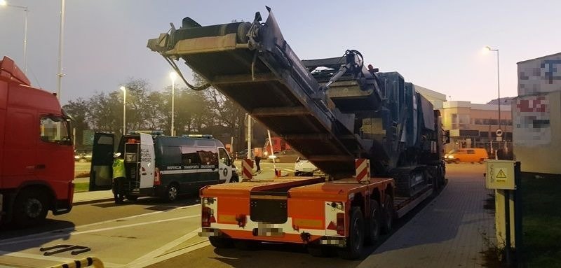 Przewozi kruszark do betonu. Way blisko 80 ton