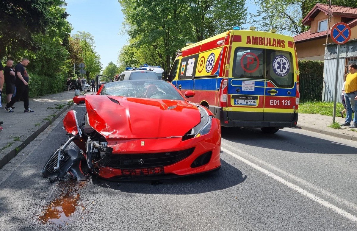 Rozbite ferrari na Wyzwolenia [ZDJCIA]