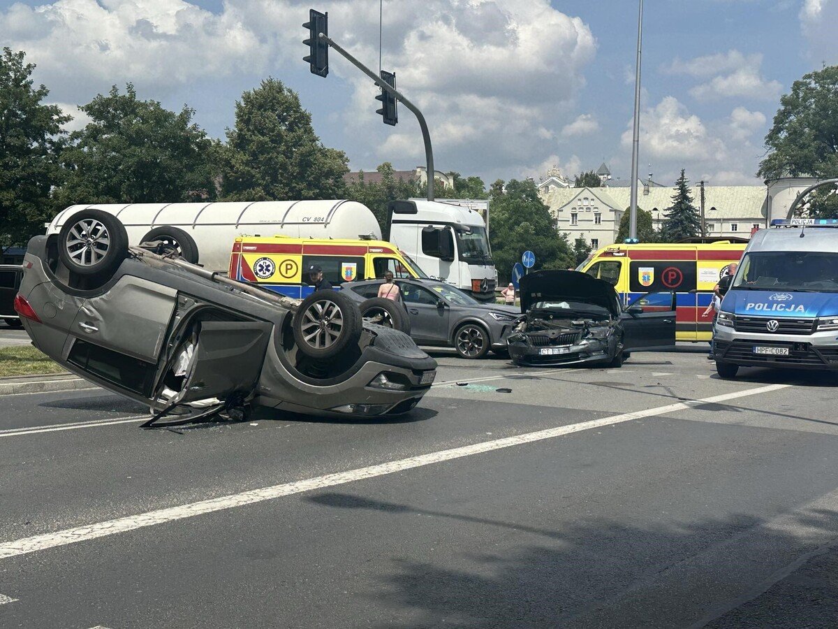 Grone zderzenie 3 samochodw w centrum Piotrkowa. Utrudnienia na skrzyowaniu al. 3 Maja i ul. Kopernika. Jeden z samochodw dachowa. Jest film z momentu zdarzenia!