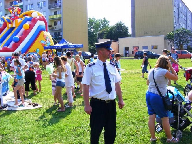 Wycigali dzieci z bramy razem z policj