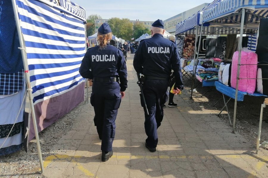 Policjanci sprawdzaj czy przestrzegamy obostrze. Posypay si mandaty