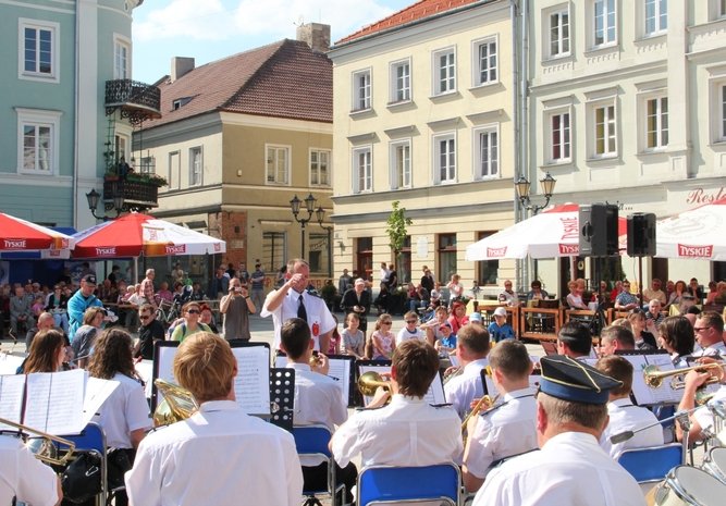 Piotrkowska Orkiestra Dta na podium