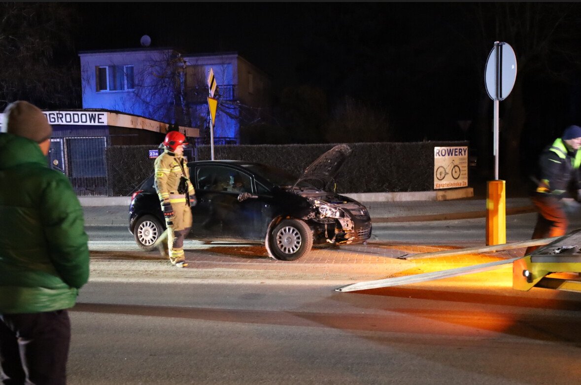 Wypadek na Sulejowskiej - przewrcona latarnia