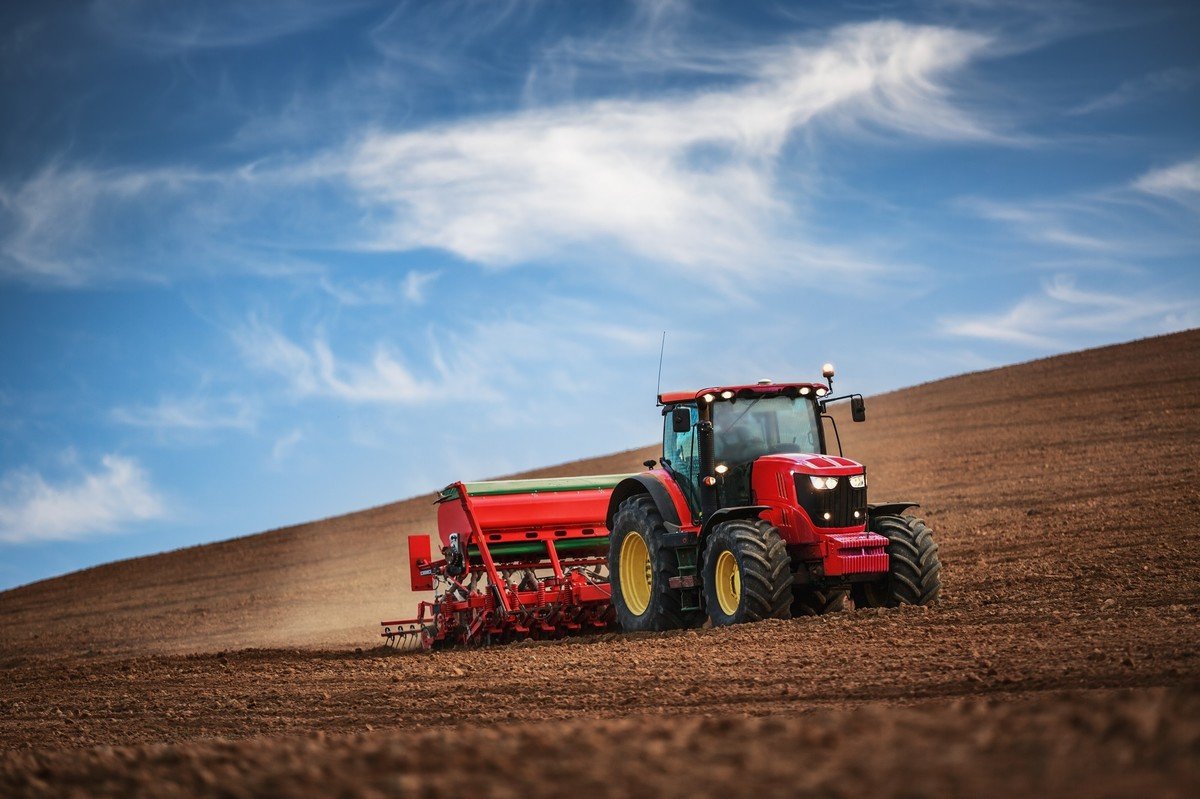 Traktory Kubota – zastosowanie w pracach komunalnych