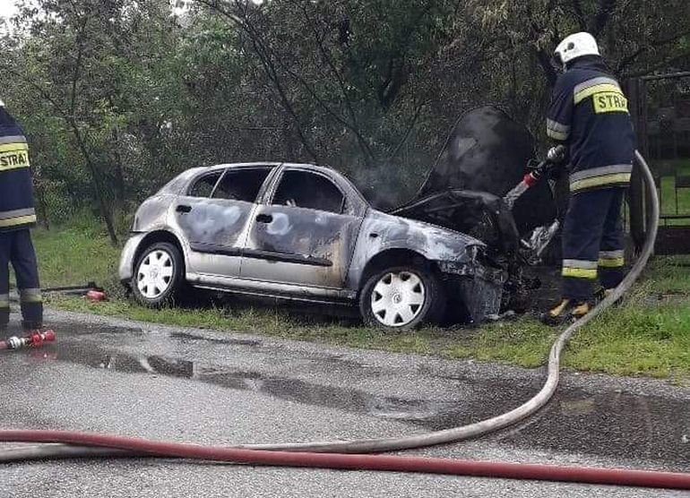 Auto spono po zjechaniu do rowu