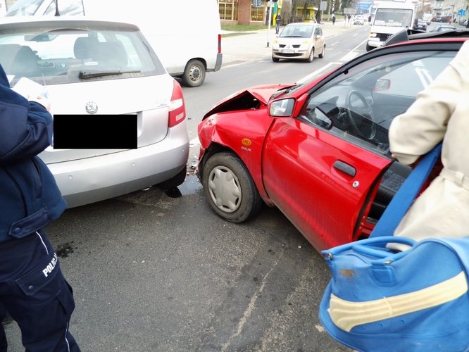 Skoda zderzya si z mazd - kierowcy byli trzewi