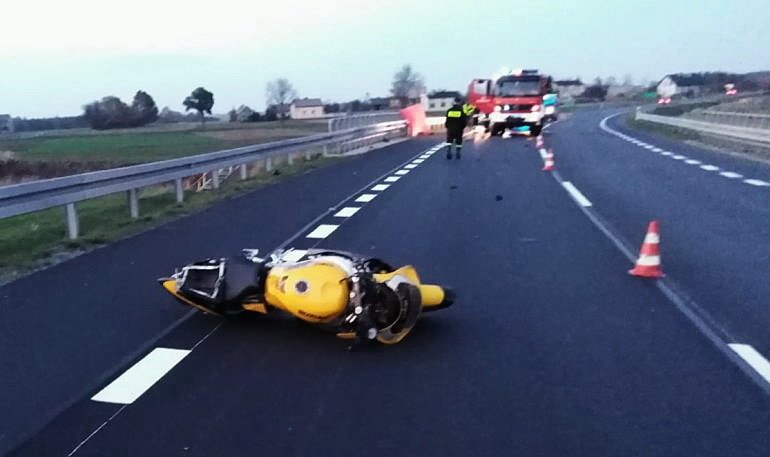 Motocyklista uderzy w bariery ochronne na mocie. 30-latek nie yje