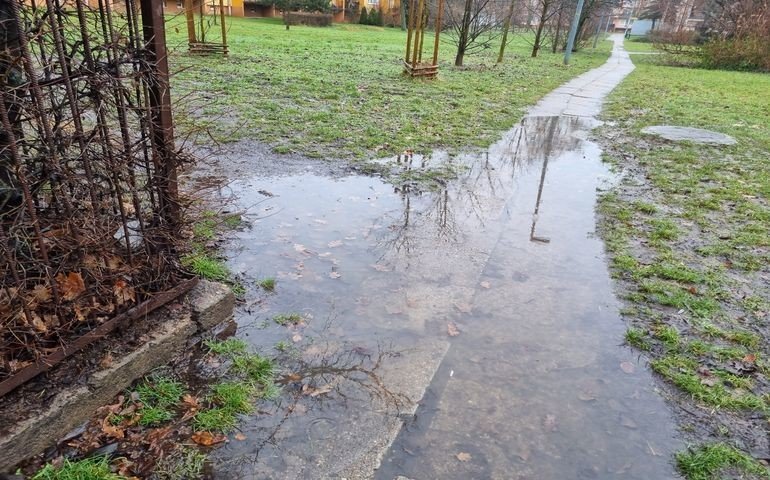 Co z tym chodnikiem? Bez kaloszy ani rusz!