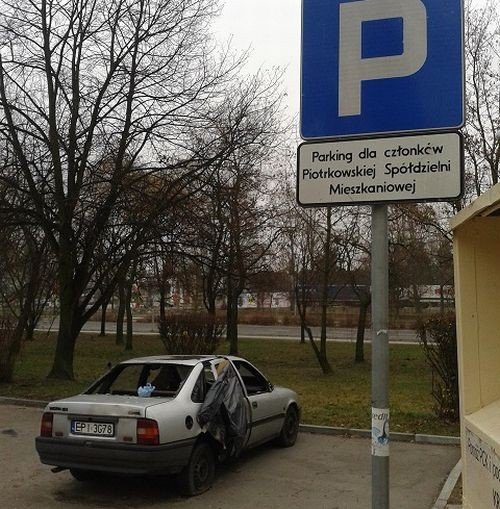 Kto usunie porzucone auto przy ul. Norwida?