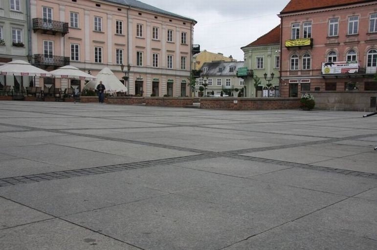 Miasto chce samodzielnie czyci Rynek Trybunalski. Potrzebna super maszyna... 