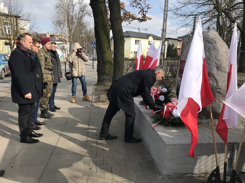 Zoyli kwiaty ku czci onierzy wykltych