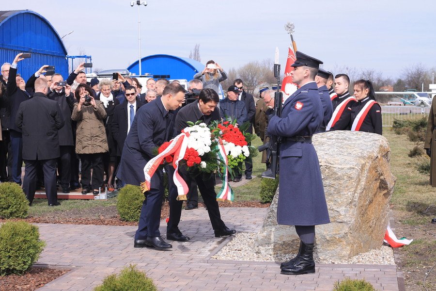 Prezydenci Polski i Wgier uczcili pami E. Sziklaya [GALERIA]