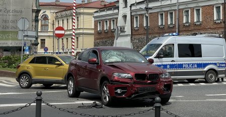 Grone zderzenie BMW i fiata. Utrudnienia na Sowackiego (ZDJCIA)