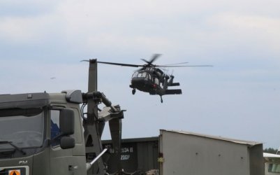 Dwa migowce Black Hawk wyldoway w Piotrkowie