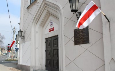 Dlaczego flagi zawisy na budynku piotrkowskiej synagogi?