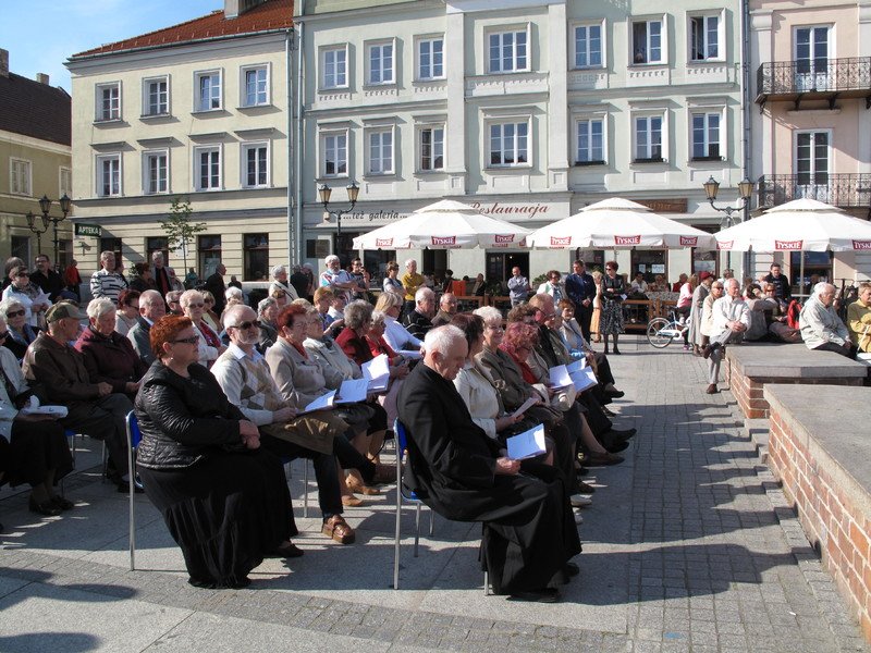 piewali pieni patriotyczne w Rynku Trybunalskim