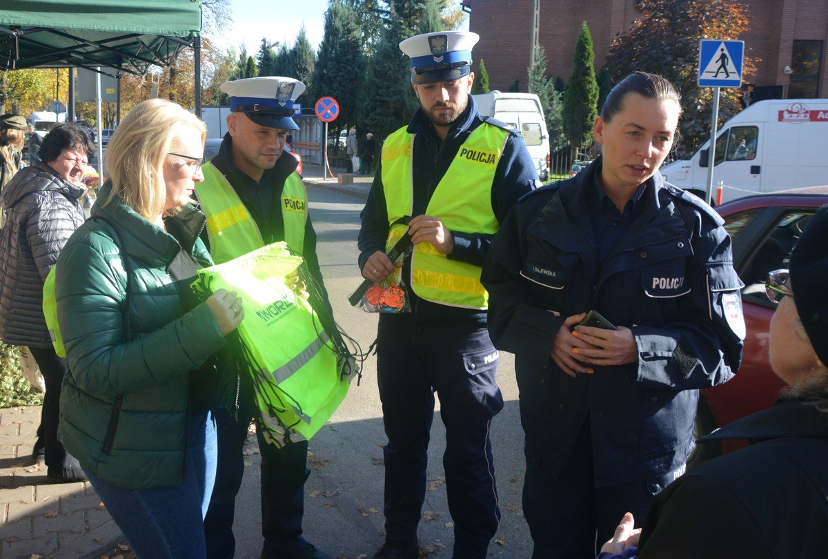 Policjanci rozdali odblaski