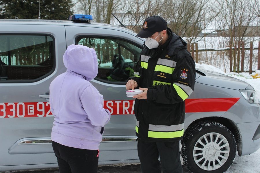 Czujniki tlenku wgla i dymu trafiy do rodzin z terenu powiatu