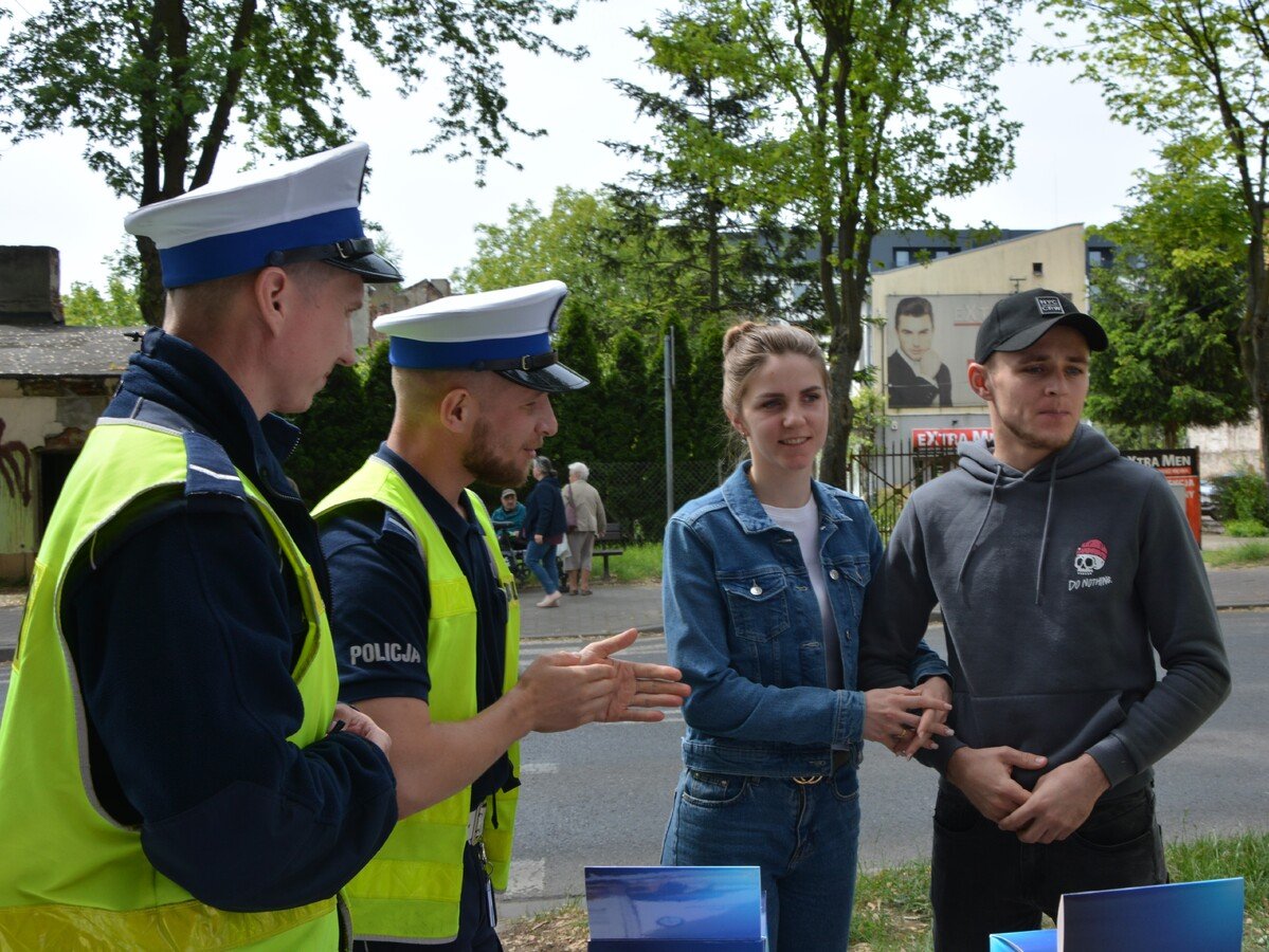 Policja w Piotrkowie rozdawaa odblaski