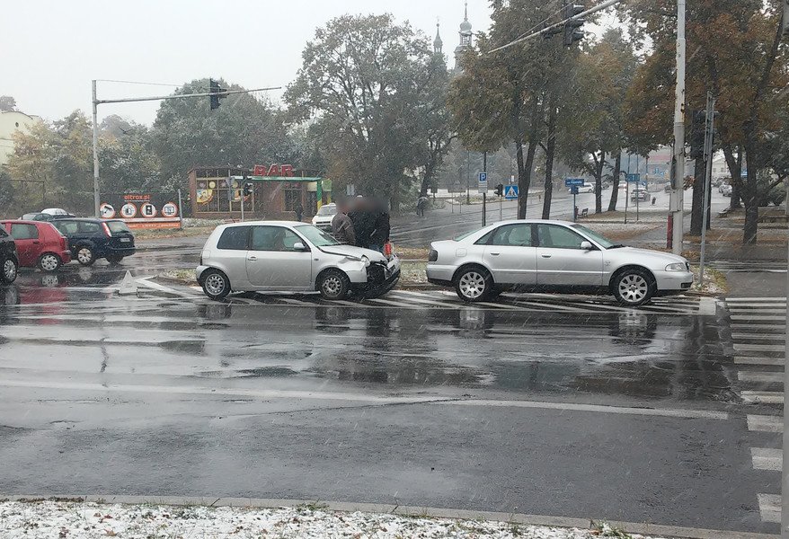 Trudne warunki na drogach. Kolizja w Al. Kopernika