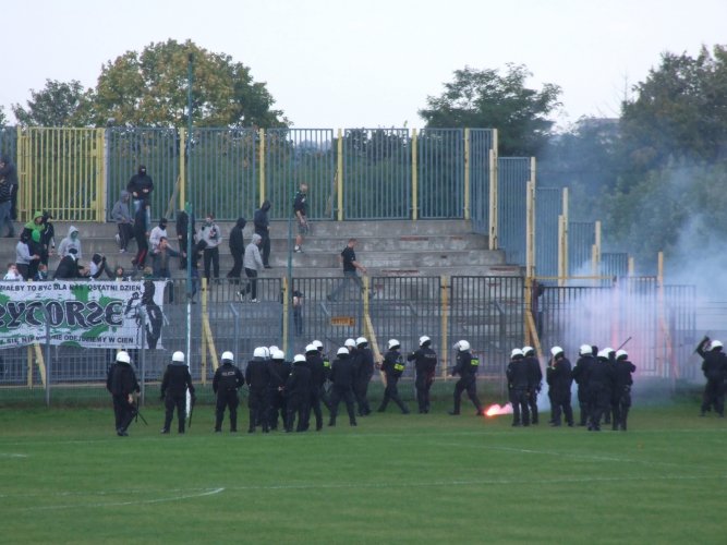 Pseudokibice przerwali mecz w Radomsku