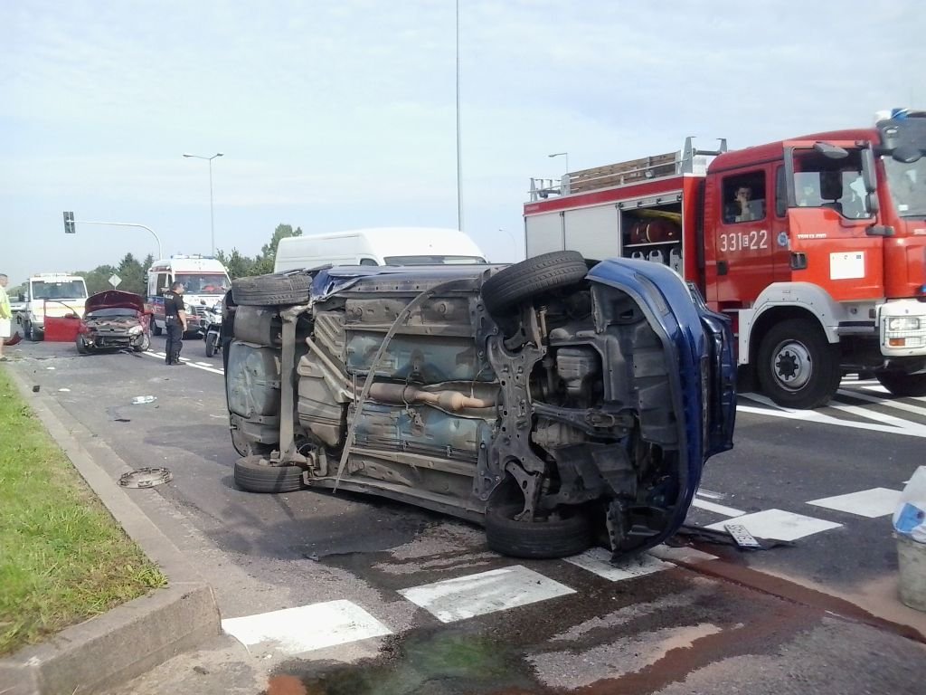 Wypadek na piotrkowskim skrzyowaniu. Ranne trzy osoby