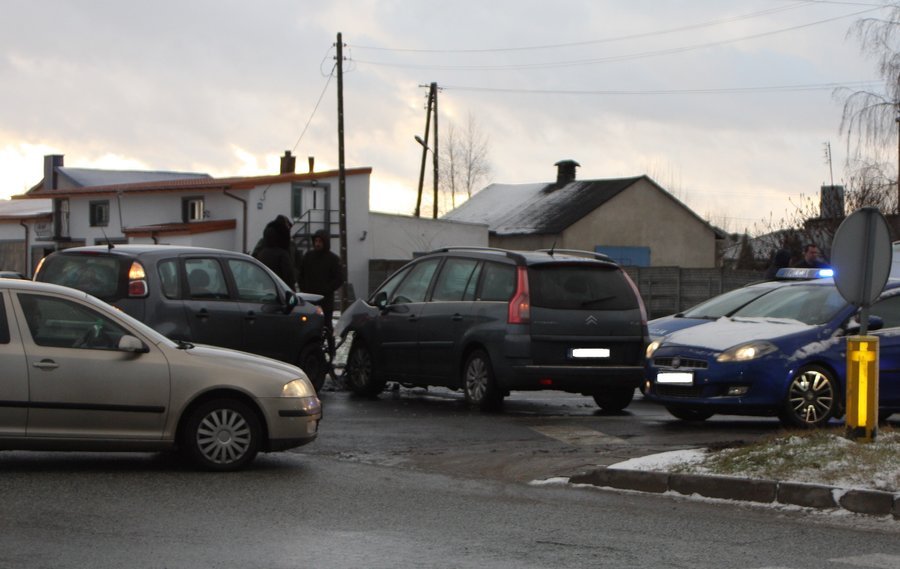 Zderzenie Citroenw w al. Concordii. Dwie osoby w szpitalu