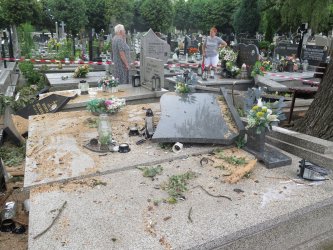 Uszkodzone pomniki na piotrkowskim cmentarzu