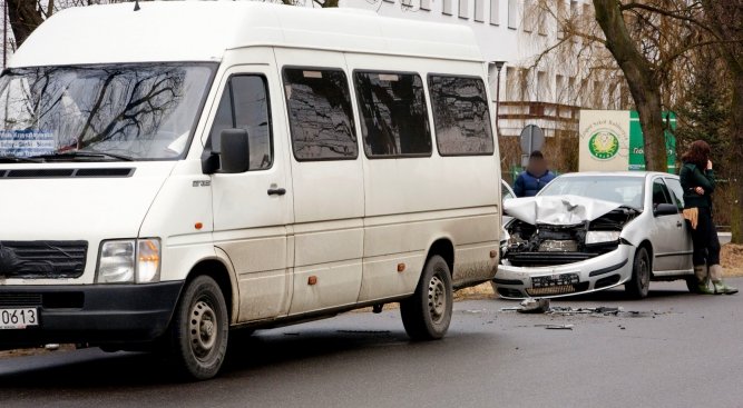 Bujny: Zderzenie osobwki z busem