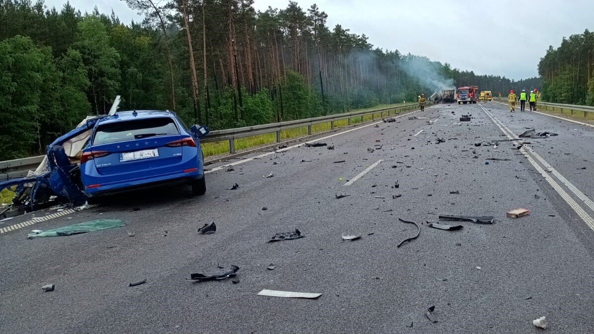 Kierowca skody zderzy si z ciarwk. Zgin na miejscu. Ciarwka spona.