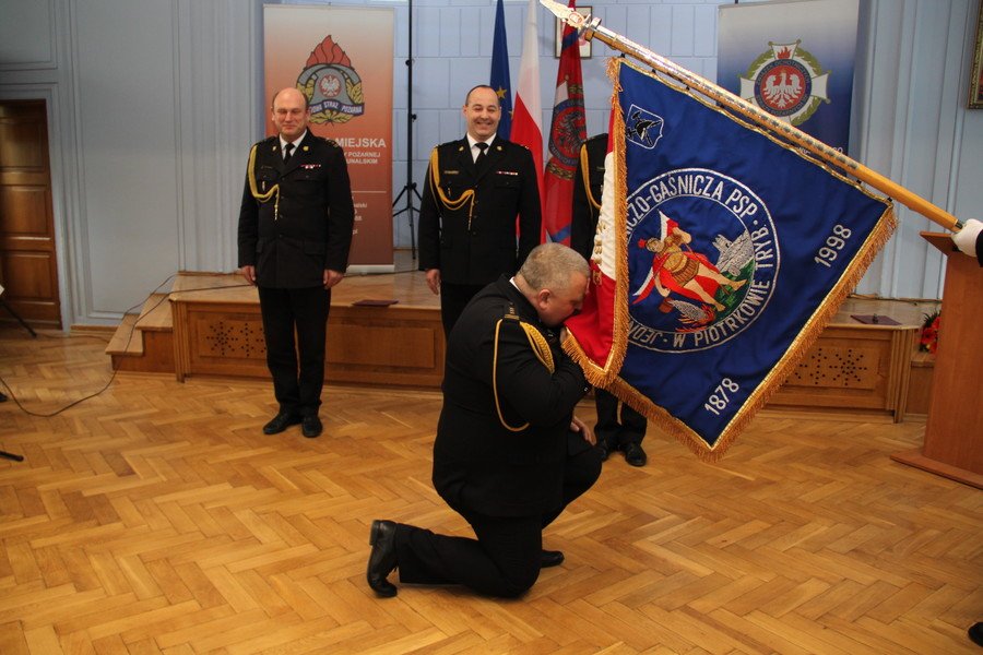 Po mronej kpieli, gorce poegnanie. St. bryg. Pawe Kardas przeszed na emerytur