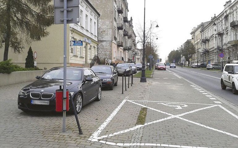 Coraz wicej aut, a parkingw cigle brakuje