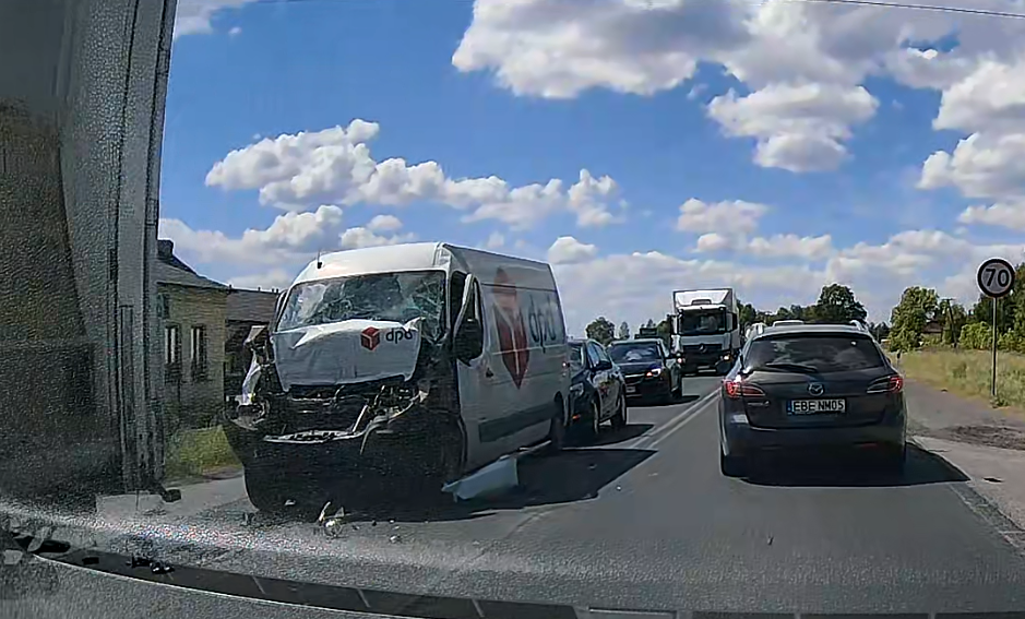 Zderzenie trzech samochodw na DK74. Ciarwka zatrzymaa si przed pasami, w jej ty uderzy dostawczak, a w niego opel