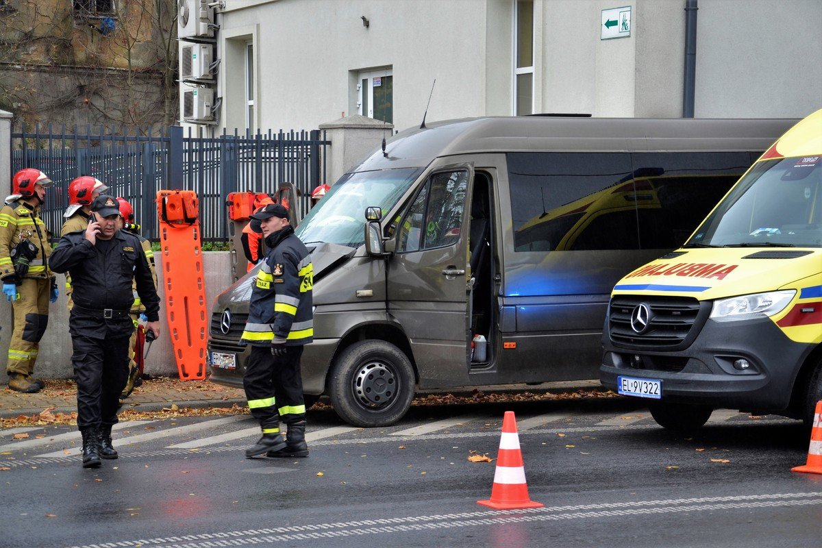 Bus z dziemi uderzy w ciarwk. Kierowca TIR-a odjecha