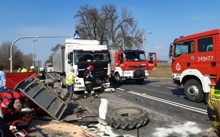 Ciarwka wjechaa w traktor. Kierowca nie yje