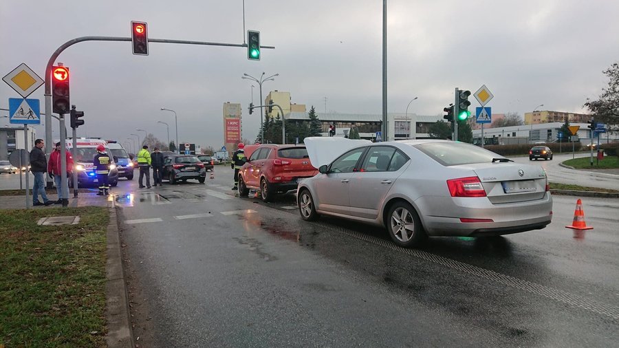 Uwaajcie na drogowe oblodzenia. Ju trzy samochody zderzyy si w Piotrkowie.