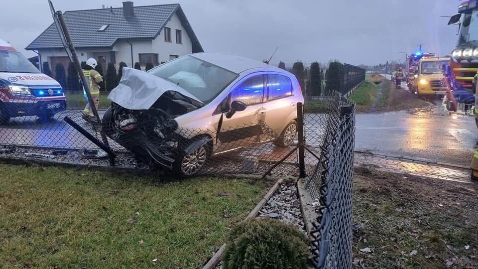 Wypadek w Proszeniu: Fiat wyldowa na ogrodzeniu