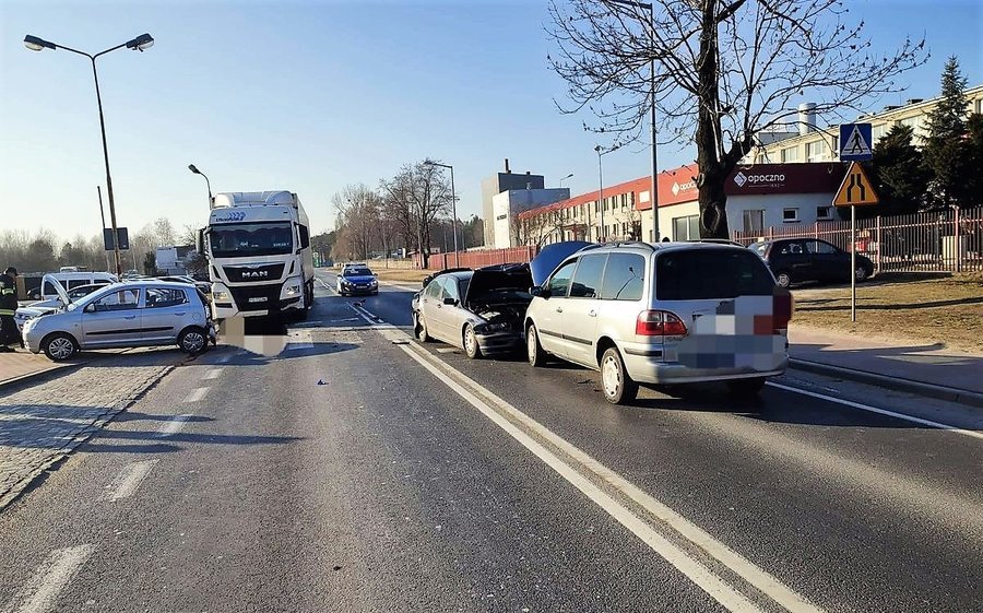 Zderzenie 4 samochodw. Kierowca chcia przepuci piesz