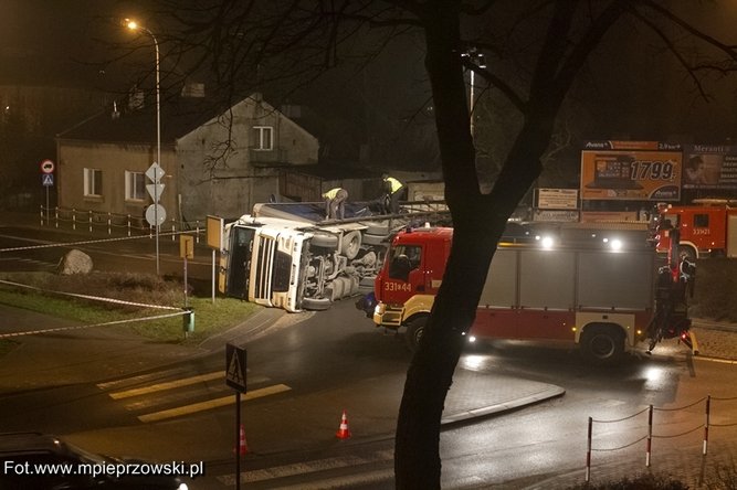 TIR przewrci si na rondzie