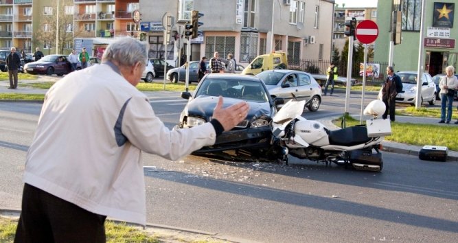 Wypadek na skrzyowaniu: Policjant w szpitalu