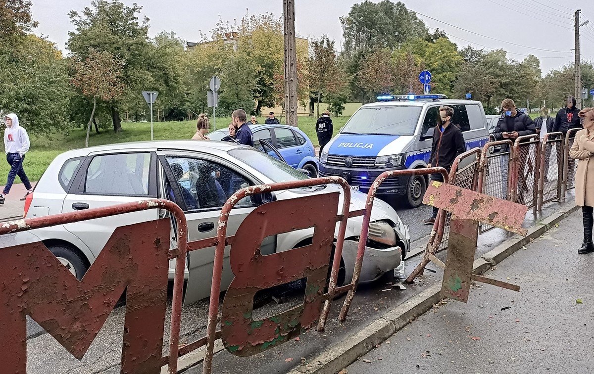 Wpad na barierk na prostej drodze. By kompletnie pijany [ZDJCIA]