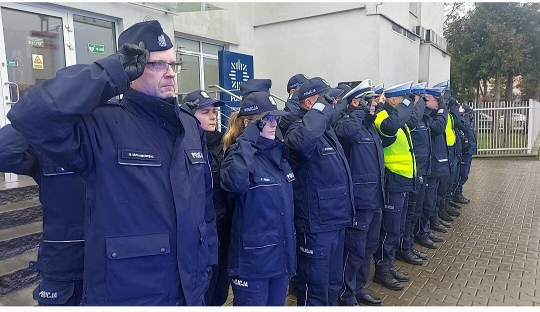 W poudnie zabrzmiay policyjne syreny. Funkcjonariusze poegnali policjanta, ktry zgin na subie